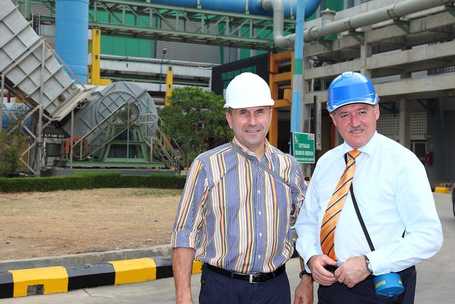 Lenzing AG-Vorstandsvorsitzender Peter Untersperger mit Wirtschafts-Landesrat Viktor Sigl.
