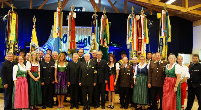 Die Ehrengäste mit den Fahnenabordnungen der ausgerückten Verbände anlässlich des Hauptbezirkstreffens des HB Gmünd sowie des 130 Jahr-Jubiläums des ÖKB Stadtverband Heidenreichstein.