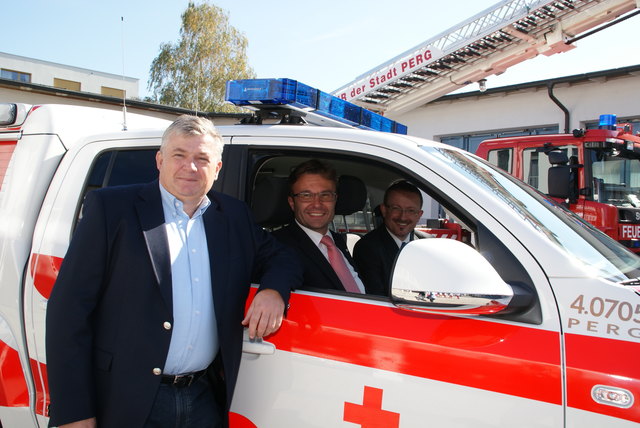 Notarzt Walter Mitterndorfer, Thomas Märzinger, stellvertretender Landesgeschäftsleiter des Roten Kreuzes, und Bezirksstellenleiter Werner Kreisl (von links).