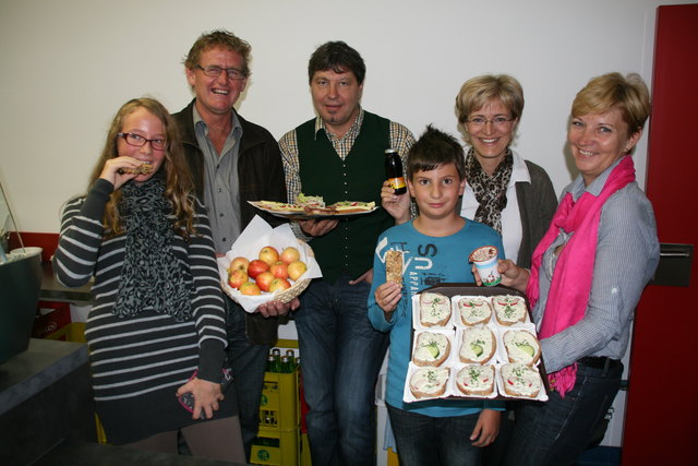 Alle für ein Projekt: Laura, R. Emberger (Bauernladen), Dir. H. Moldan, Lukas, E. Brandner und I. Reinmüller.
