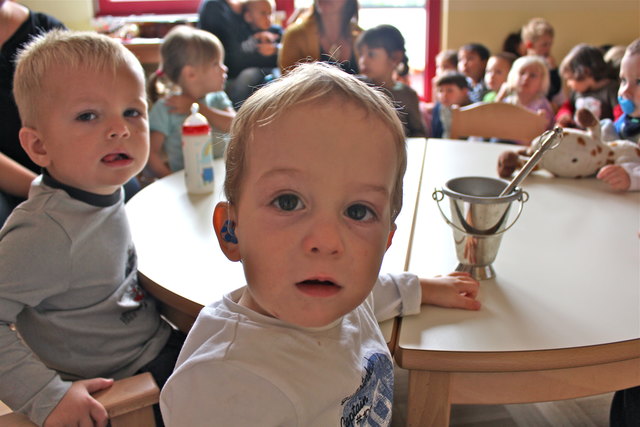 Die Krippenkinder - vorne Marcel - folgen mit großer Andacht der Begrüßung durch Pfarrer Andrzej Skrzypczak.