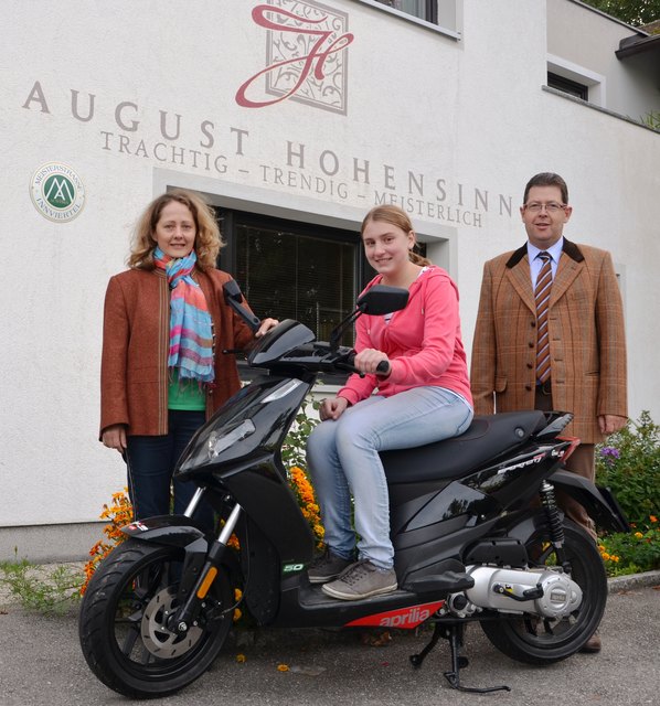 August und Monika Hohensinn mit Veronika Rabengruber auf ihrem "Lehrmoped".