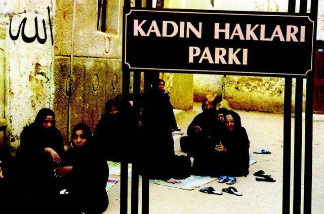 Kadin Aklari Parki (dt. Park der Rechte der Frauen), 2006. © Yeşim Ağaoğlu