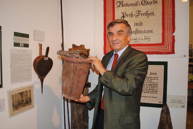 Passend zur der Mitte März 2013 Ausstellung "Feuerwehren in Wien" präsentiert Kurt Kospach einen Löscheimer aus Leder zur Feuerbekämpfung aus dem Jahr 1683.