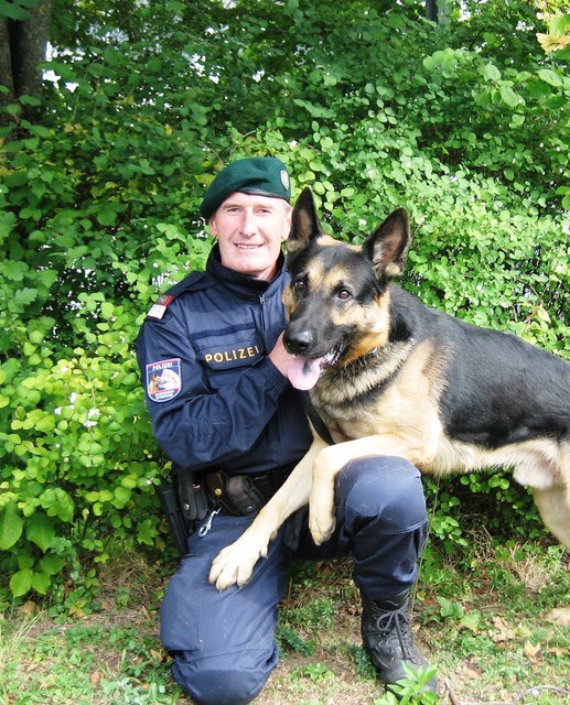 Hero vom Schopperweg mit Diensthundeführer Herbert Lindorfer.