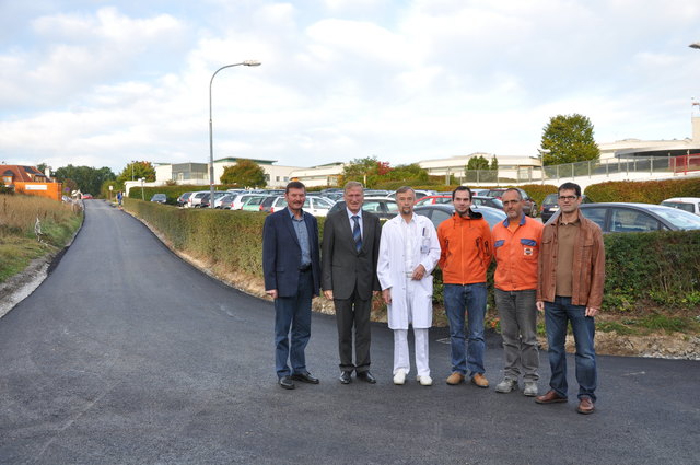 Nahmen die frisch asphaltierten Wege beim Landesklinikum in Augenschein: StR Erwin Engelmayr, Bgm. Herbert Prinz, StR Prim. Univ. Doz. Dr. Manfred Weissinger, Baumeister Ing. Wolfgang Pichler und Polier Josef Berger von der ausführenden Baufirma sowie Ing. Hannes Meisner vom Bauamt der Gemeinde (v. li.).