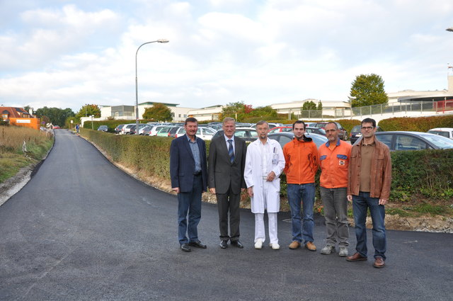 Nahmen die frisch asphaltierten Wege beim Landesklinikum in Augenschein: StR Erwin Engelmayr, Bgm. Herbert Prinz, StR Prim. Univ. Doz. Dr. Manfred Weissinger, Baumeister Ing. Wolfgang Pichler und Polier Josef Berger von der ausführenden Baufirma sowie Ing. Hannes Meisner vom Bauamt der Gemeinde (v. li.). | Foto: Stadtgemeinde Zwettl