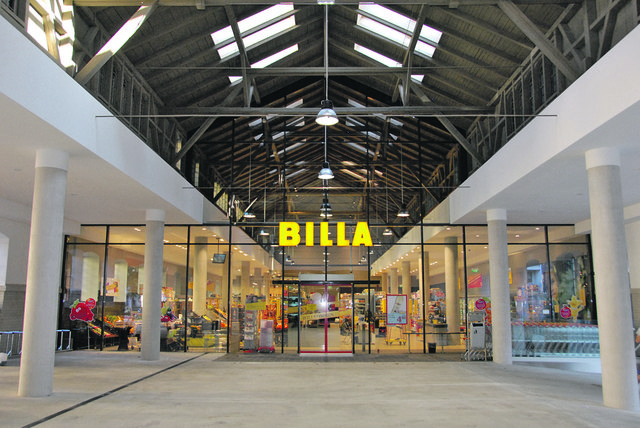 Ein besonderes Erlebnis bildet das Einkaufen in der alten Remise unter dem ursprünglichen Dachstuhl. | Foto: Rewe/Billa