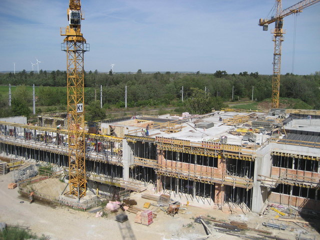 Der Rohbau der Mittelschule ist fertig, nächtes Jahr soll die Schule eröffnet werden.