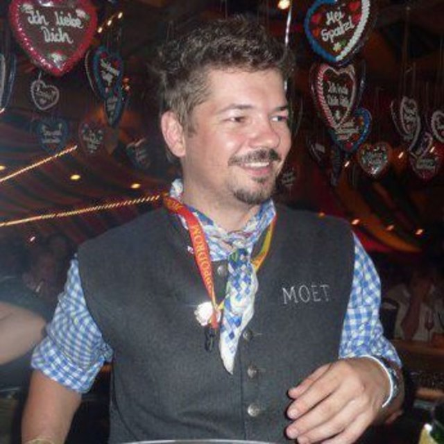 O'zapft is! Peter Just hat die Champagnerbar im Hippodrom erstmals gepachtet.