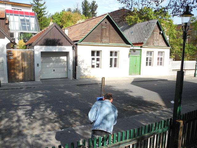 Der Künstler bei seiner Betätigung mitten in Neustift am Walde
