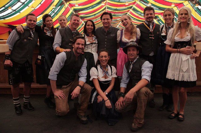 Justs Team schenkt am berühmtesten Volksfest der Welt aus.
