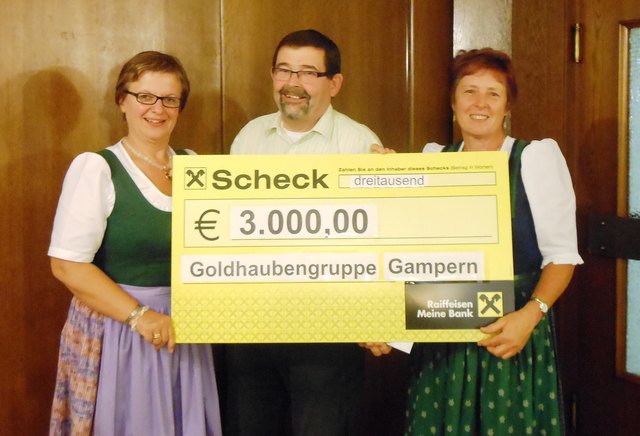 Goldhaubenobfrau Maria Asanger (r.) und Kassierin Monika Gehmaier bei der Spendenübergabe | Foto: Goldhaubengruppe Gampern