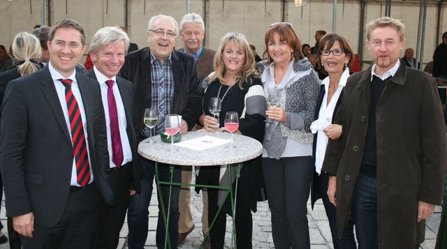 Bildtext:
Andreas Rabl, Bernhard Ploier, Roland Strassl, Bernhard Wieser, Silvia Huber, Roswitha Bauer, Margarethe Josseck-Herdt und Gerhard Kroiß (v.l.).
