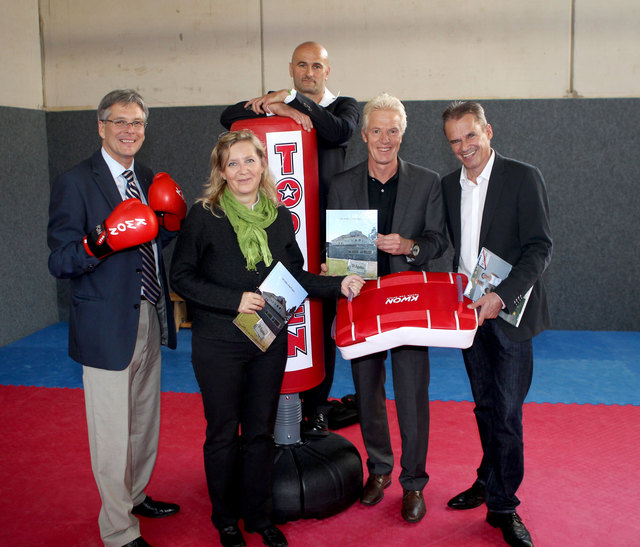 Foto: Pepe Kuess;
V.l.: LHStv. Peter Kaiser freut sich mit BgM. Ferdinand Vouk, VzBgM. Helmut Steiner, VzBgM. Birgitt Fischer und Gerlad Zimmermann sowie den Kindergarten- und Schulkindern über die neue Sporthalle in St. Egyden.