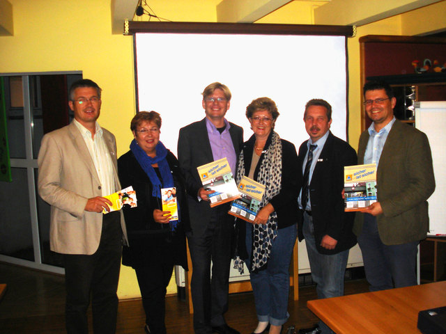 GR Franz Grafenauer, Bezirksobfrau Vizebgm. Helene Fuchs Moser, Teilbezirksobmann GGR Peter König, GR Elke Setik, stv. Landessekretär des Niederösterreichischen Zivilschutzverbandes Thomas Hauser, GR Günter Tettenhahn.