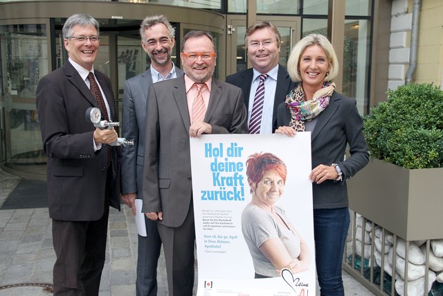 LHStv. Peter Kaiser freut sich über den Erfolg der Sarkopenie-Vorsorge-Aktion „Hol dir deine Kraft zurück!“. Am Foto mit Prim. Georg Pinter; Apothekerkammerpräsident Paul Hauser, dem Leiter des Instituts für Physikalische Medizin und Rehabilitation im Geriatriezentrum am Wienerwald, Primarius Klaus Hohenstein und Apothekerkammer-Vizepräsidentin Melanie Zechmann