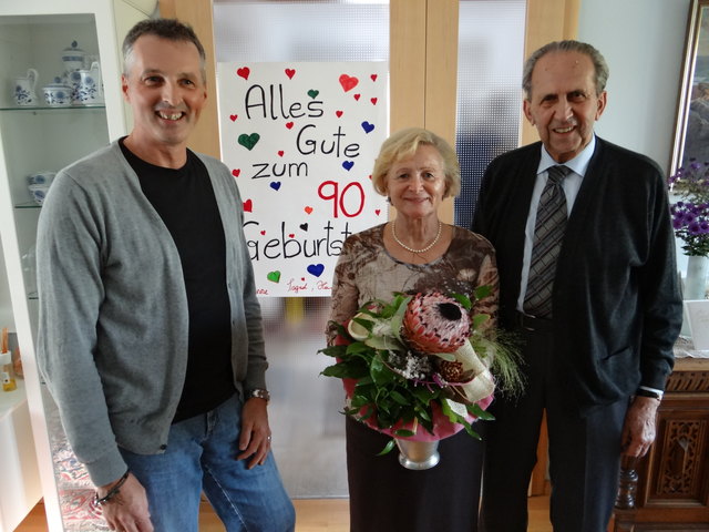 Peter Jäkel mit Erna und Josef Rosel, dem Jubilar.