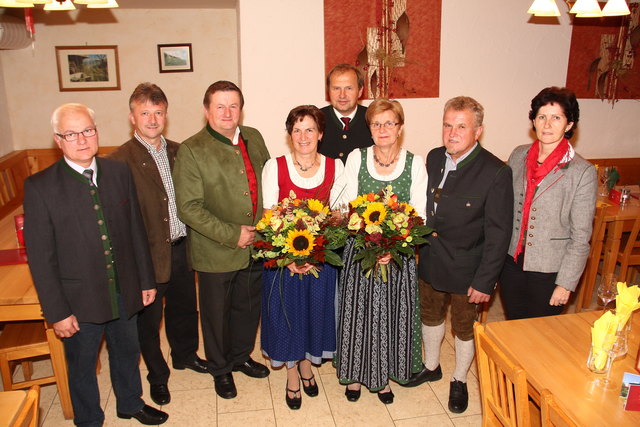 Die neuen Ökonomieräte Josef Schiester und Karl Schuster mit Gattinnen und prominenten Gratulanten.