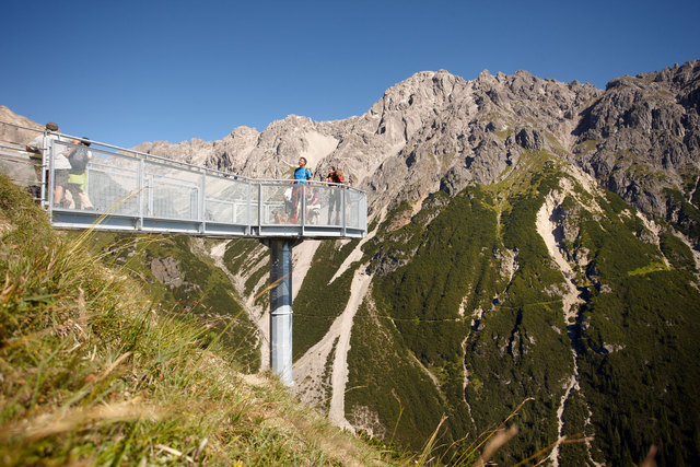 Besucher des Adlerhorstes, der neuen Aussichtsplattform, erwartet eine atemberaubende Kulisse. | Foto: Imster Bergbahnen