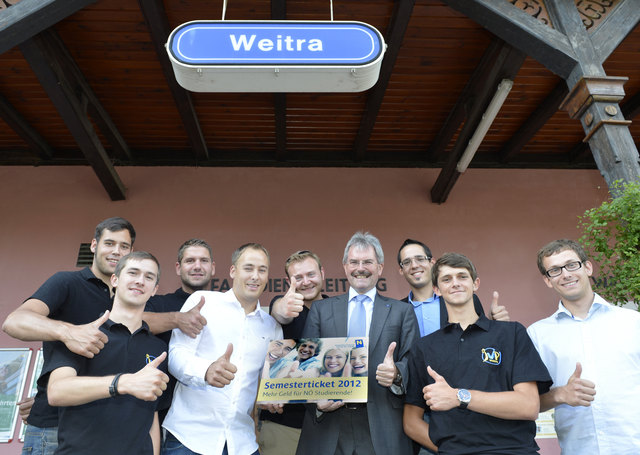 Rechtzeitig zu Studienbeginn informiert die JVP Bezirk Gmünd gemeinsam mit Jugendlandesrat Karl Wilfing Studenten und Studentinnen über die Neuerungen beim Semesterticket. V.l. Dominik Layr, Alexander Walter, Dominic Weber, Jugendgemeinderat Patrick Layr, Georg Fischer Ankern, LR Mag. Karl Wilfing, JVP Bezirksobmann David Süß, Michael Walter, Klaus Ramharter.
