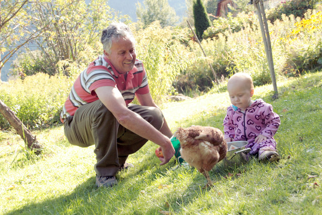 Line wächst mit den Hühner auf. Ihr Opa, Alois, sorgt dafür, dass die Kleine ein tierliebendes Mädchen wird!