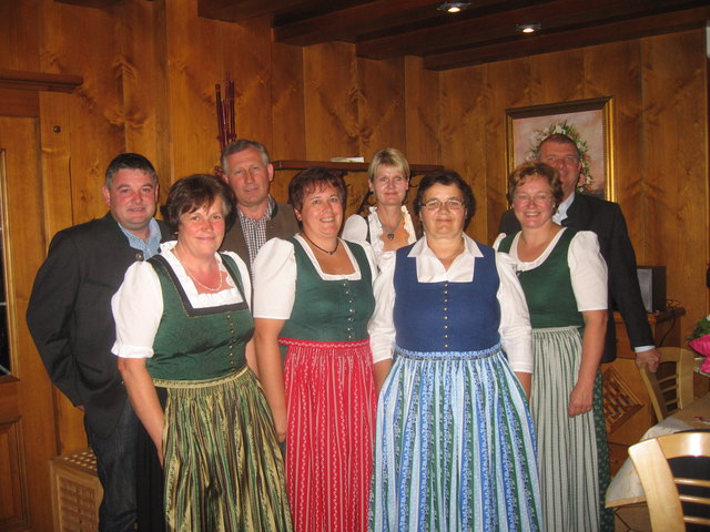 Hubert Bachleitner (Ortsbauernobmann), Hildegard Burgstaller (ehemalige Ortsbäuerin), Gottfried Grubmüller (Bauernbundobmann), Christine Forstenpointner (neue Ortsbäuerin), Monika Gerner (Schriftführerin), Elfriede Reitmaier (Ortsbäuerin-Stellvertreterin), Barbara Probst (Bezirksbäuerin), Wilfried Gerner (Bürgermeister).
