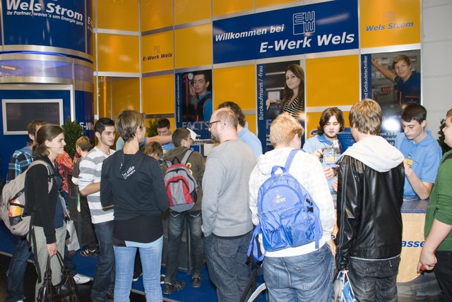 Das E-Werk Wels informiert auf der Berufsinformationsmesse über die Lehrberufe im Unternehmen.
