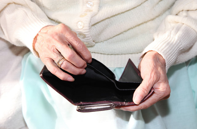 Besonders alleinlebende Pensionistinnen müssen aufgrund ihrer Mindestpension oft mit wenig Geld auskommen.
