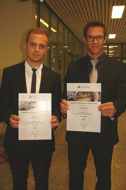 Dominik Krenn (li.) und Patrick Steinbauer mit ihrer Siegerurkunde.