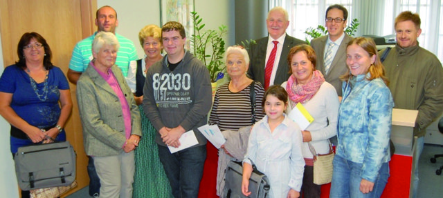 1.Reihe: Edeltraud Trnka, Elfriede Welser. Johannes Schaden. Helga Binder, Michael Dietrich, Irene Miedler, Celina Bigler, Elisabeth Schatzko, Doris Bischinger 2.Reihe: VDir. KommR Manfred Wielach, VDir. Mag. Helmut Scheidl, Velimir Rokvic