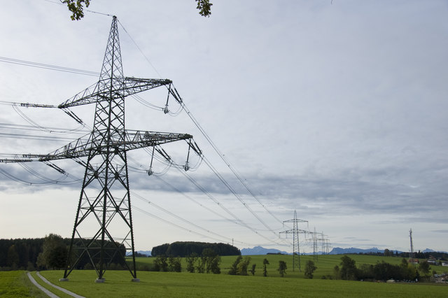 Schwer in der Landschaft steht die 380-kV-Leitung über Berndorf.