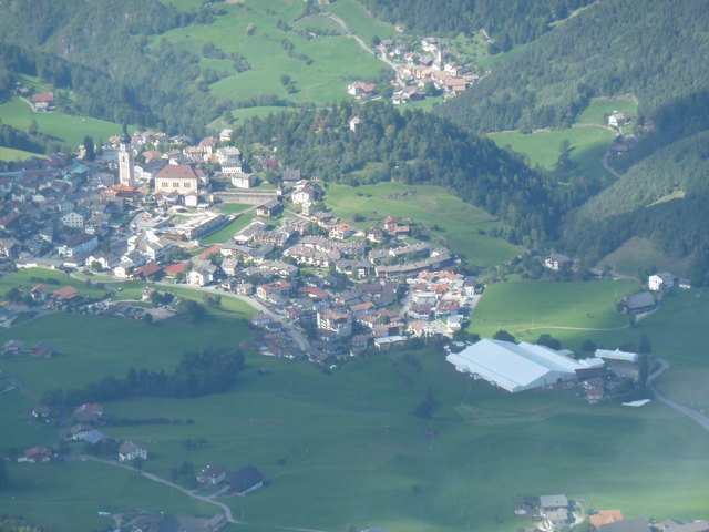 Kastelruth mit Festzelt der Spatzen