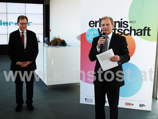 Wirtschaftslandesrat Christian Buchmann (links) ließ sich das Haus zeigen und überbracht Vorstand Karl Grabner die Ernennung zum „Green Tech Valley Botschafter“.