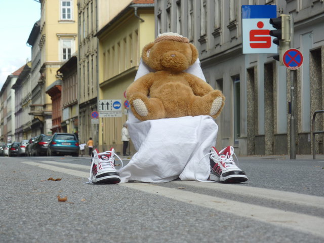 So jetzt werde ich es doch versuchen mit dem Marathon. Er findet nächste Woche statt und ich bin hoch motiviert. Da ich aber nicht der schnellste bin, möchte ich gerne mit meiner Freundin Barbie eine Staffel bilden. Ich finde sie so toll und nett und lieb und ... und ... Ach wenn ich ihr das doch nur sagen könnte. Ich weiß nur so viel - sie ist immer im Stadtpark unterwegs und ich werde ihr einfach ein Zeichen oder besser gesagt viele viele Zeichen setzten, dass sie mich...