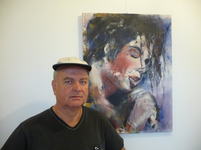 Künstler Gottfried Rogner aus Dietach mit seinem Michael-Jackson-Bild.