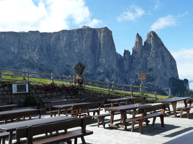 Blick von der Spitzbühelhütte zum Schlern und der Santnerspitze
