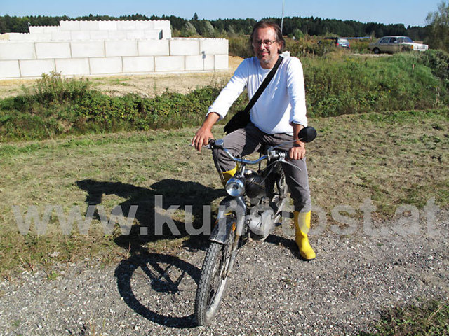 Günther Pedrotti auf seinem Dienstfahrzeug, einer 50er-Jahre Puch MS 50 V