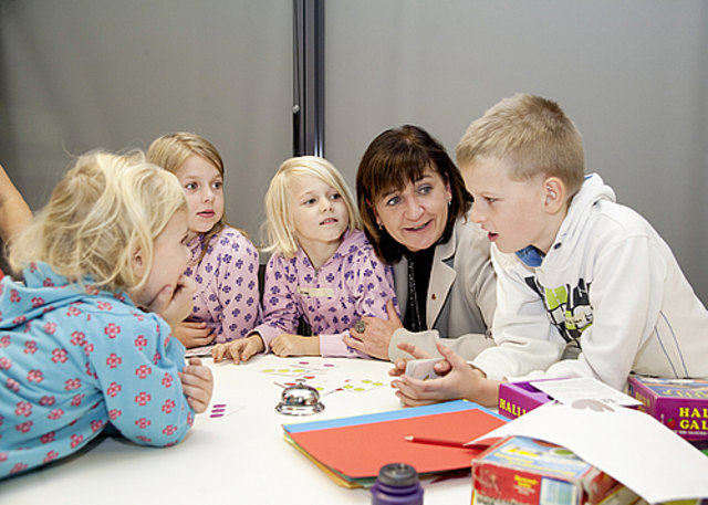 LR Beate Palfrader umringt von Schulkindern