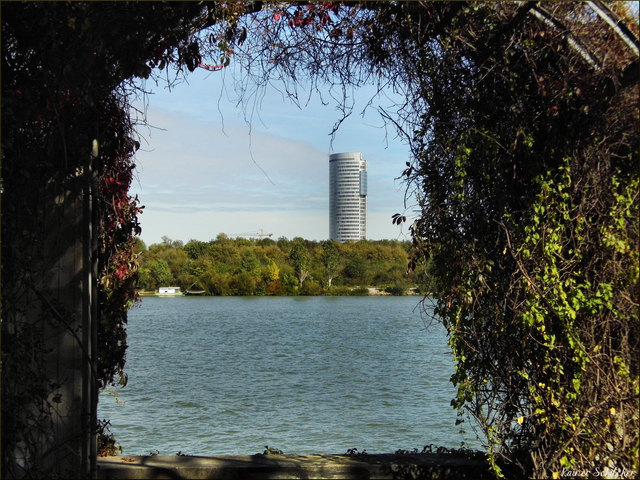 Blick vom Treppelweg an der Donau zum Floridotower