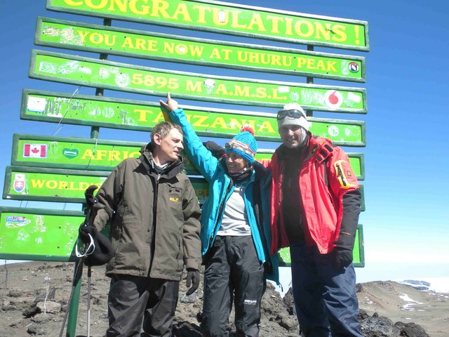 Die Geschwister Paulik (Gerhard Paulik, Elisabeth Gierlinger und Walter Gierlinger) am Uhuru- Peak, dem höchsten Gipfel des Kilimandscharo. | Foto: privat