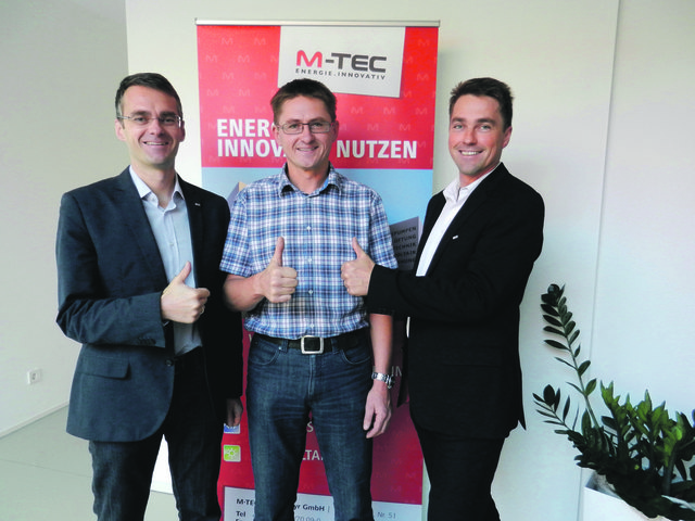 Von links: Dominik Mittermayr (Geschäftsführung), Karl (Charly) Stelzer (30 Jahr-Jubilar), Klemens Mittermayr (Geschäftsführung). | Foto: M-TEC