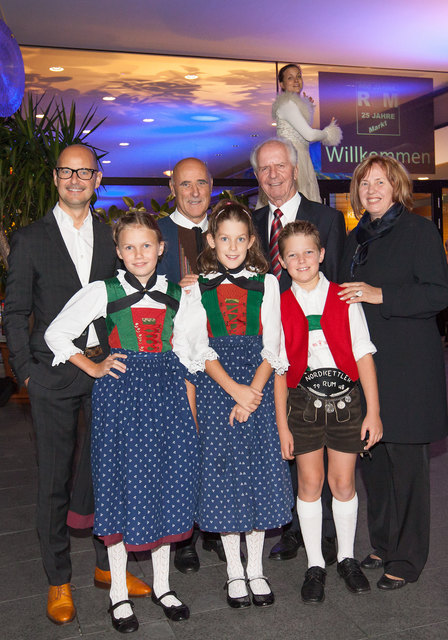 Bgm. Kopp, Vbgm. Ing. Christoph Kopp, Vbgm. Erna Langhofer, LH a. D. Dr. Alois Partl sowie Kinder vom Trachtenverein d. Nordkettler Rum | Foto: Gemeinde Rum