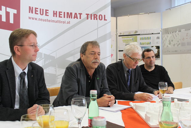Pfarrer Paul Kneußl, Gerhard Fritz (StR), KLaus Lugger (GF Neue Heimat Tirol) und Stefan Marte