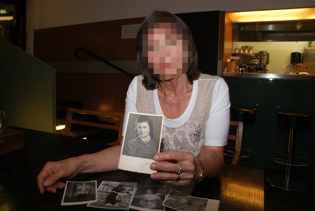Auf Spurensuche: Christa W. mit einem Foto ihrer Mutter, die 24 Jahre alt war, als Christa 1946 geboren wurde.