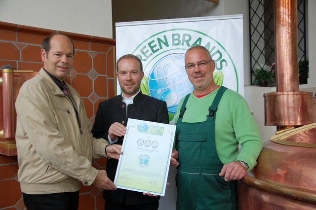 Norbert Lux übergibt das GREEN BRANDS-Zertifikat an Alois Meir und Braumeister Richard Grasmück (von links).