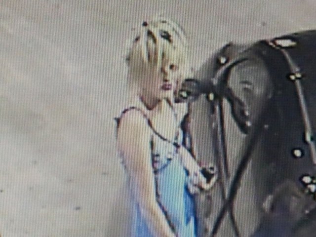 Mit kessem Schmollmund beim Tankbetrug: Die Frau stellte sich. | Foto: Polizei