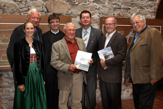 Vlnr: Regionalmanagerin Sabine Winkler (REGMO), Bürgermeister Karl Feurhuber (Marktgemeinde Mondsee), Pfarrer MMag. Dr. Ernst Wageneder, Reg.R.i.R. Johann Offenberger, Bürgermeister Johannes Gaderer (St. Lorenz), Bürgermeister Alois Daxinger (Innerschwand), Konsulent Herbert Riesner (Heimatbund Mondseeland)