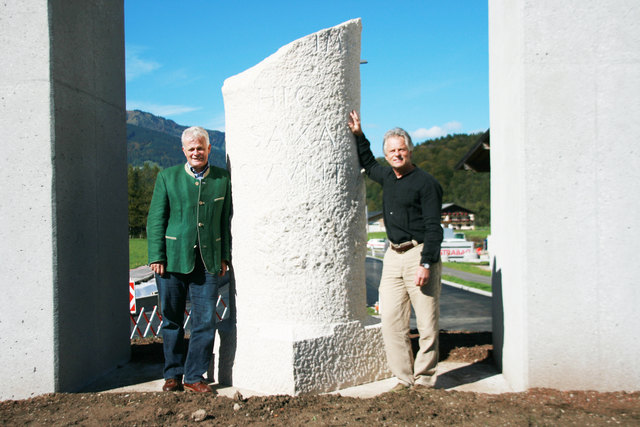 Bezirksblätterblauer hätte der Himmel am Montag nicht strahlen können, als der neue Kreisverkehr in Golling eingeweiht wurde. Bgm. Anton Kaufmann und Künstler Niki Pfeiffer waren sichtlich stolz auf den neuen Gollinger Meilenstein in dessen Mitte. „Wir haben im Tennengau jetzt klar den schönsten Kreisverkehr“, meint der Bürgermeister.