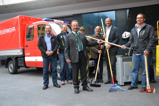 Kommandant Reinhold Greuter, DI Peter Hauser (Bezirksforstinspektion), Alfons Walch (Waldbesitzerverband), Bezirksfeuerinspektor Othmar Weiskopf, Bgm. Bertl Stenico, LA Toni Mattle, Feuerwehrmann Christian Mayer (v. li.).